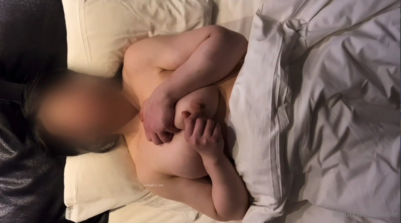 极品美女主播GF红酒完美身材一对好奶多套内衣秀